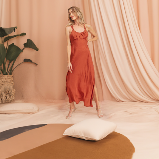 Aemi + Co – Maxi-Camisole-Kleid mit gerüschtem Seitenschlitz und Cut-Out auf der Rückseite